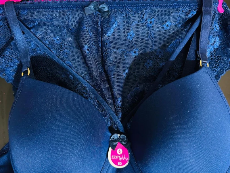 Dolgusuz sütyen takımı